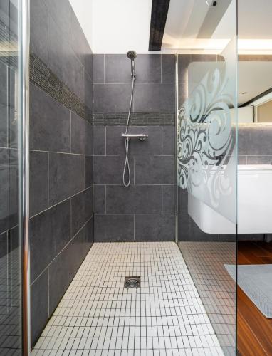 La salle de bains est pourvue d'une douche et de carrelage. dans l'établissement Loft - Climatisation, Parking, Tout équipé, à Montpellier