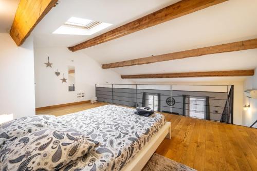une chambre avec un grand lit dans une pièce avec parquet dans l'établissement Loft - Climatisation, Parking, Tout équipé, à Montpellier