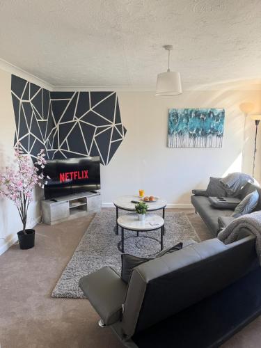 ブラックネルにある4BR Home Free Parking Long stays Contractor friendlyのソファとテーブルのあるリビングルーム