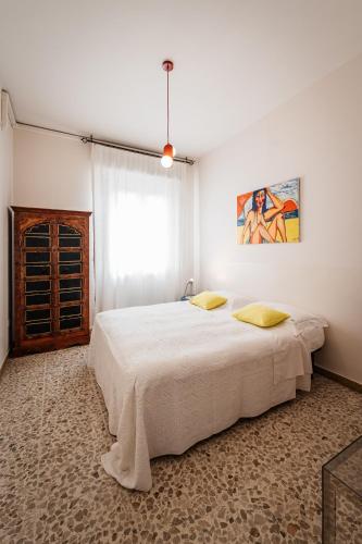 Ένα ή περισσότερα κρεβάτια σε δωμάτιο στο Casa Fuori Casa - 200 mt dal casello autostradale, parcheggio gratuito, garage moto