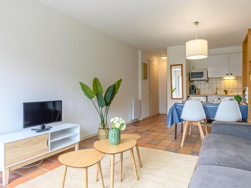 un salon avec un canapé et une télévision dans l'établissement Apartment Maison Port En Dro-9 by Interhome, à Carnac