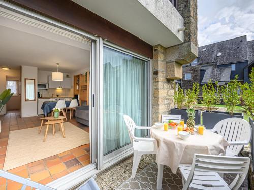 un patio avec une table et des chaises sur un balcon dans l'établissement Apartment Maison Port En Dro-9 by Interhome, à Carnac