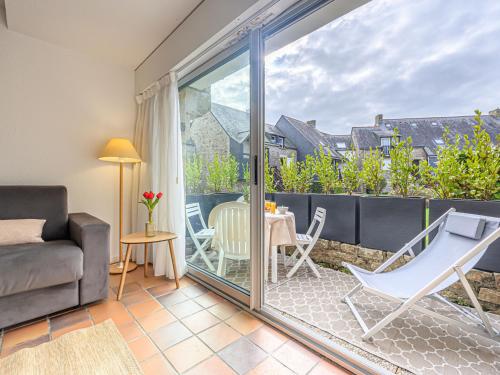 d'un salon avec un canapé et un balcon. dans l'établissement Apartment Maison Port En Dro-9 by Interhome, à Carnac