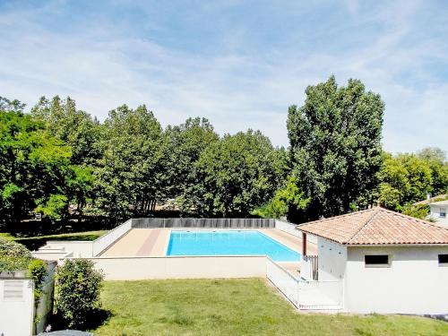 une image d'une piscine dans une cour dans l'établissement Apartment Jardins de Pontaillac-7 by Interhome, à Vaux-sur-Mer