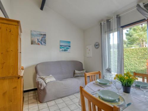 una sala de estar con un sofá y una mesa en Holiday Home Hameau de Talaris-18 by Interhome, en La Palmyre