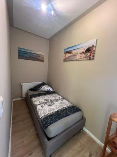 Ένα ή περισσότερα κρεβάτια σε δωμάτιο στο Beach Monteur Apartment