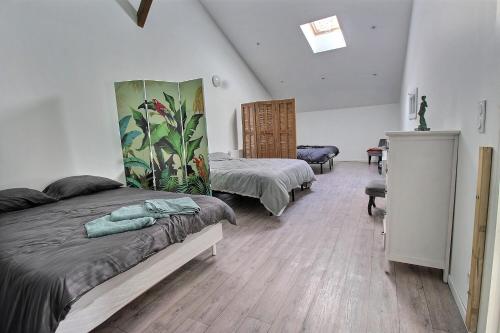 een slaapkamer met twee bedden in een kamer bij Le Monté Cristo in Marseille