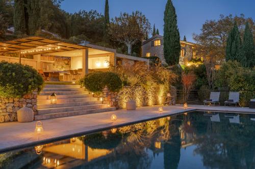 une maison avec piscine la nuit dans l'établissement Le Grand Paradis, à Callas