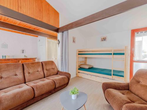 un salon avec un canapé et un lit dans l'établissement Holiday Home Les Sirènes by Interhome, au Barcarès