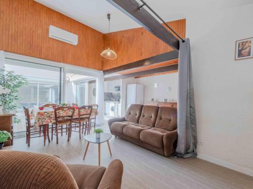 un salon avec un canapé et une table dans l'établissement Holiday Home Les Sirènes by Interhome, au Barcarès