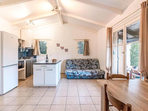 une cuisine et un salon avec un canapé et une table dans l'établissement Holiday Home Casa Rondinara by Interhome, à Bonifacio