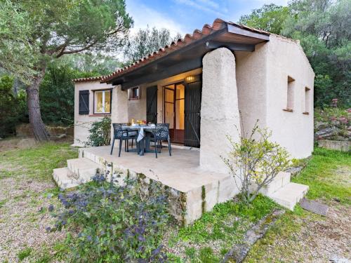 une petite maison avec une table en face dans l'établissement Holiday Home Casa Pinarello by Interhome, à Bonifacio