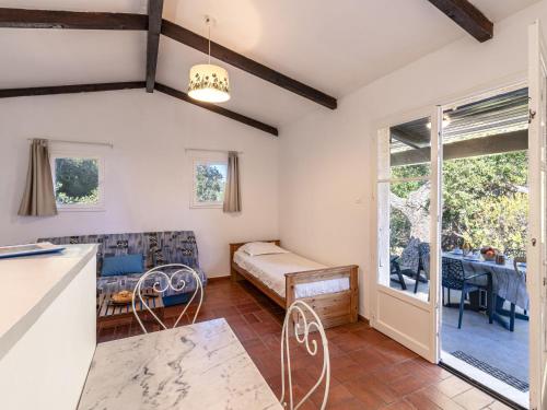 un salon avec un canapé et une table dans l'établissement Holiday Home Casa Lavezzi by Interhome, à Bonifacio