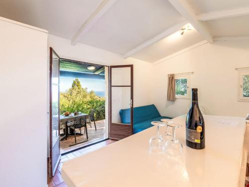 - une bouteille de vin assise sur un comptoir dans la chambre dans l'établissement Holiday Home Casa Tonnara by Interhome, à Bonifacio