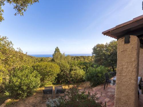 un patio avec des chaises et une vue sur l'océan dans l'établissement Holiday Home Casa Tonnara by Interhome, à Bonifacio