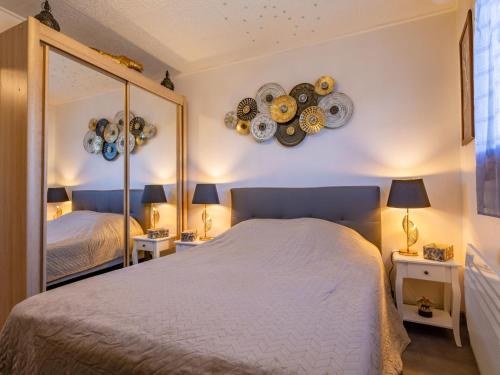 une chambre avec un lit et un grand miroir dans l'établissement Apartment L'Espelido-8 by Interhome, à Saint-Aygulf