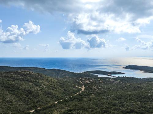 - une vue sur l'océan depuis le sommet d'une montagne dans l'établissement Holiday Home Casa Folaca by Interhome, à Bonifacio
