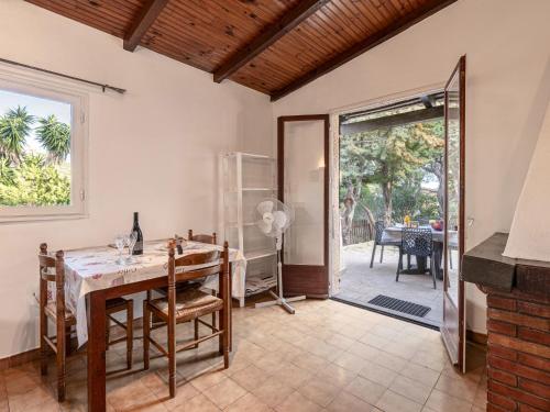 d'une salle à manger avec une table et une porte coulissante en verre. dans l'établissement Holiday Home Casa Folaca by Interhome, à Bonifacio