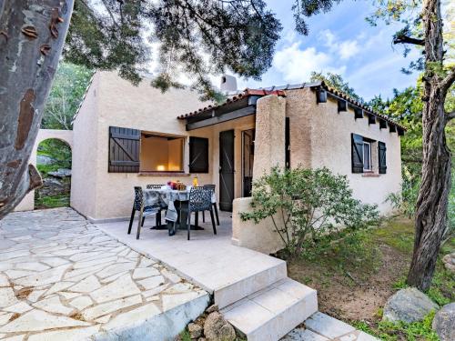 - une vue sur l'extérieur d'une maison avec une table et des chaises dans l'établissement Holiday Home Casa Folaca by Interhome, à Bonifacio