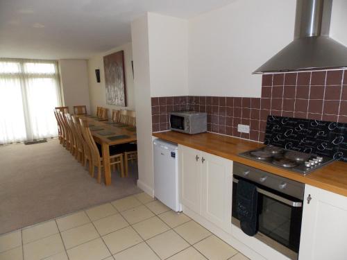 A kitchen or kitchenette at Canons Court Mews 