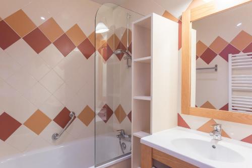 une salle de bain avec lavabo et douche dans l'établissement Abrineige Le Schuss Val Thorens, à Val Thorens