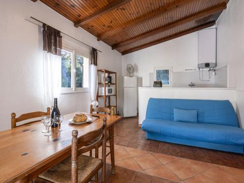 un salon avec un canapé bleu et une table dans l'établissement Holiday Home Casa Cala Rossa by Interhome, à Bonifacio
