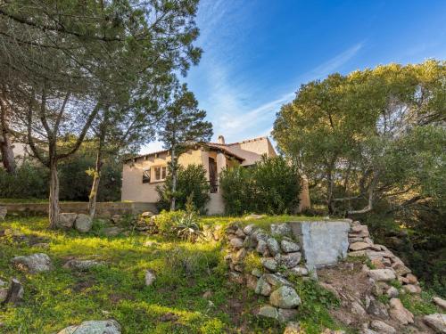 une maison avec un jardin devant dans l'établissement Holiday Home Casa Cala Rossa by Interhome, à Bonifacio