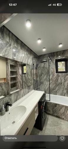 Ένα μπάνιο στο Коттедж