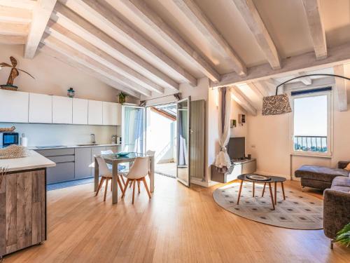 Køkken eller tekøkken på Apartment Paradise View by Interhome