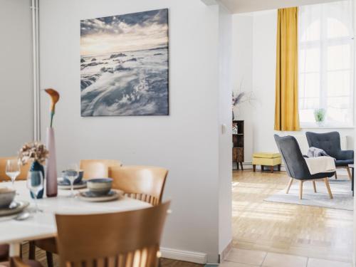 a dining room with a table and chairs at Altstadt-Studios Neuer Markt in Stralsund