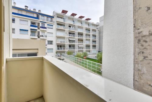 Cet appartement dispose d'un balcon offrant une vue sur un bâtiment. dans l'établissement Vieux Nice Studio avec balcon à 1min de la plage, à Nice