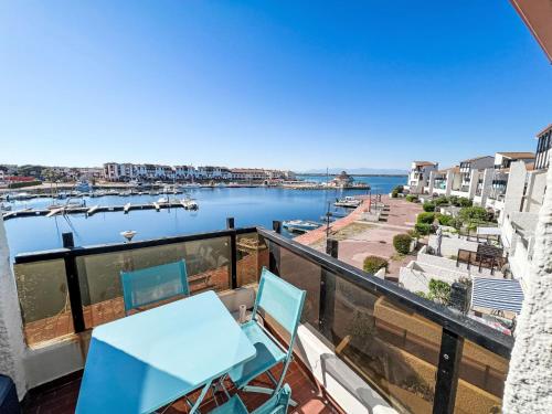 un balcon avec vue sur une marina dans l'établissement Apartment Palmyra-7 by Interhome, au Barcarès