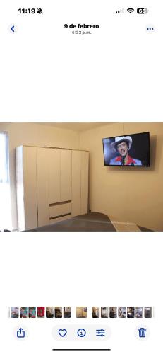 a picture of a kitchen with a tv on the wall at Excelente departamento en jardín Balbuena in Mexico City