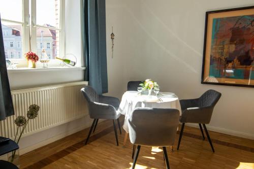 a dining room with a table and chairs at Altstadt-Studios Neuer Markt in Stralsund