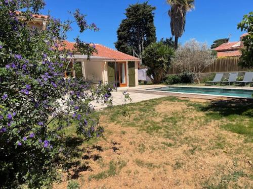 une maison avec une cour et une piscine dans l'établissement Maison proche de la plage, à Six-Fours-les-Plages