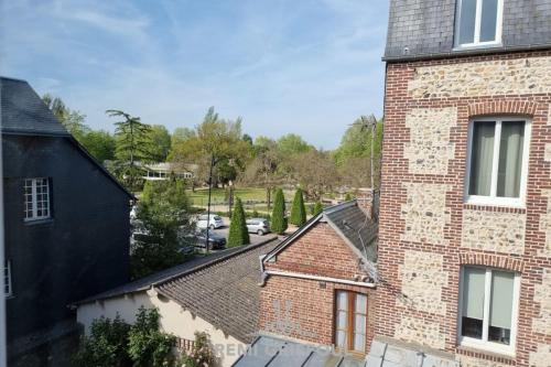 - une vue aérienne sur un vieux bâtiment en briques dans l'établissement Douceur Marine - Cocon 2P - Calme au cœur de Honfleur, à Honfleur