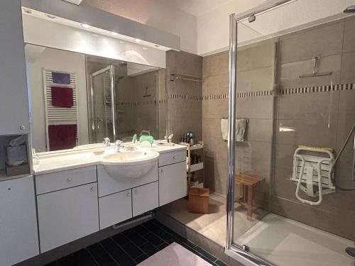 une salle de bain avec un lavabo et une douche dans l'établissement Magnifique Appartement T3 4 pers vue panoramique port et mer HYE200-230, à Hyères