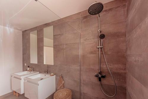 une salle de bain avec douche et lavabo dans l'établissement Villa Loura - Villa contemporaine avec piscine, à Montfort-sur-Argens