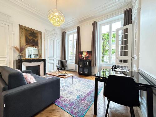 un salon avec un canapé et une cheminée dans l'établissement Libergier superbe T2 à côté de la cathédrale, à Reims