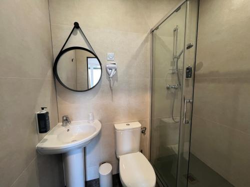 Un baño de Brit Hotel du Parc Niort Centre-Parking gratuit