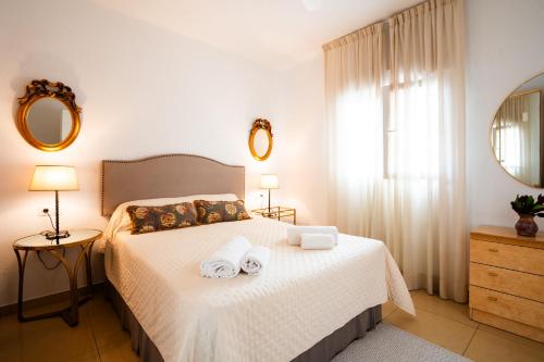 een slaapkamer met een bed met twee handdoeken erop bij A&N Refugio del Mar in Torre del Mar