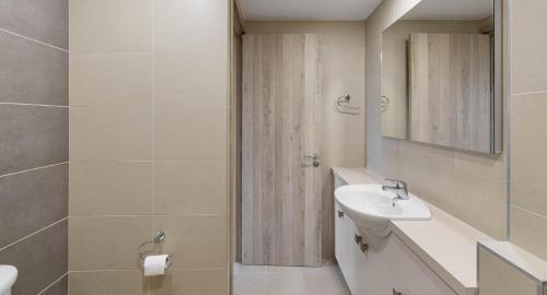 a bathroom with a sink and a mirror at Villa HG08 Pyrinas in Kouklia