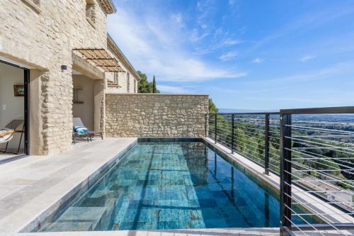 une piscine sur le balcon d'une maison dans l'établissement Maison Balma, à Beaumes-de-Venise
