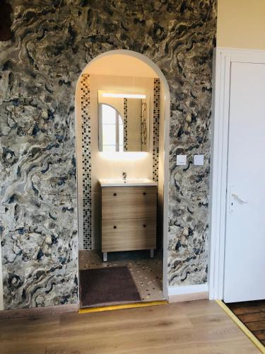 une salle de bain avec un lavabo et un miroir dans l'établissement La Demeure d'Othe, à Sormery