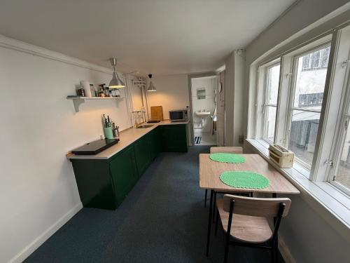 Photo de la galerie de l'établissement Cozy Studio Apartment right next to the City Hall, à Copenhague
