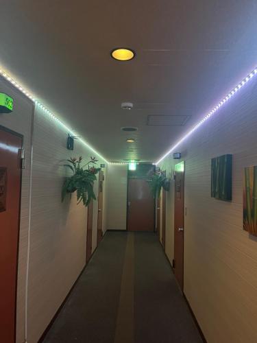 a hallway in an office building with a hallwaygue at ドンキーズジャングル in Chiba