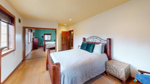 Giường trong phòng chung tại Pack Creek ~ Meadow House