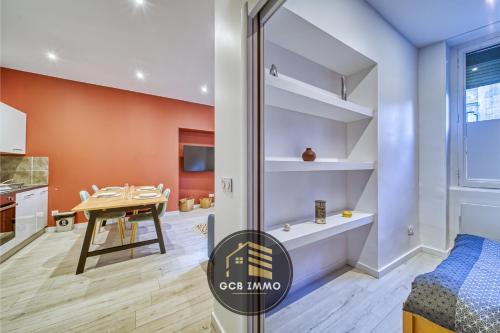 une cuisine et une salle à manger avec une table dans une pièce dans l'établissement Le Sembat-T2 Cosy hyper centre, à Grenoble