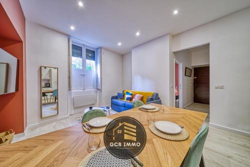 une salle à manger avec une table et des chaises en bois dans l'établissement Le Sembat-T2 Cosy hyper centre, à Grenoble