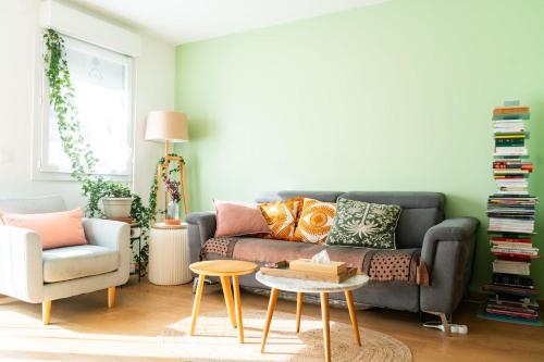 un salon avec un canapé et une table dans l'établissement T2 apartment with garden near Paris, à Montreuil
